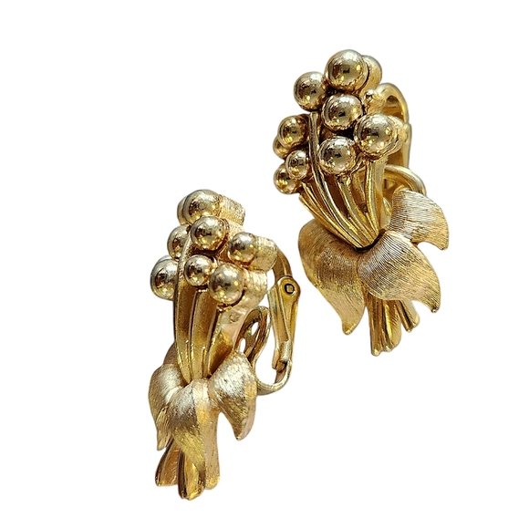 Crown Trifari Vintage Gold Tone Clip On Earrings - Picture 1 of 4